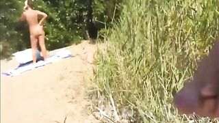 Sóc lọ trước mặt người lạ đang đi tắm nắng ngoài biển