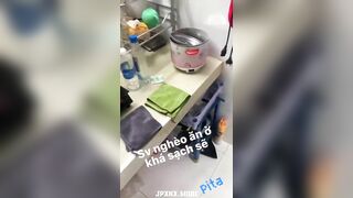 Đôi sinh viên cơm nước xong địt nhau nhân trần trên bàn ăn luôn