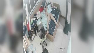 (Hack Cam) Em Gái Không Mặc Gì Nằm Bấm Điện Thoại Vừa Thủ Dâm