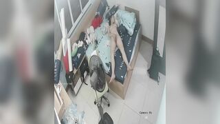(Hack Cam) Em Gái Không Mặc Gì Nằm Bấm Điện Thoại Vừa Thủ Dâm