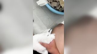 Qua nhà nhỏ bạn thân được quá áo ngực mới thay ra