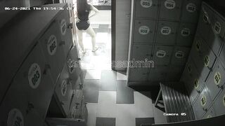 Hack cam phòng thay đồ bể bơi 2