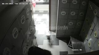 Hack cam phòng thay đồ bể bơi 2