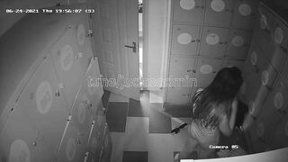 Hack cam phòng thay đồ bể bơi 2