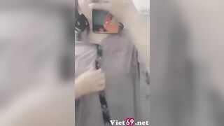 em học sinh với bộ đồ ướt át