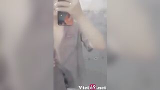em học sinh với bộ đồ ướt át
