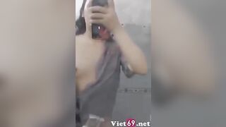 em học sinh với bộ đồ ướt át