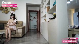 Cô vợ bán đồ lót gợi cảm bị cưỡng hiếp để chốt đơn hàng. Bịt mắt và giày cao gót