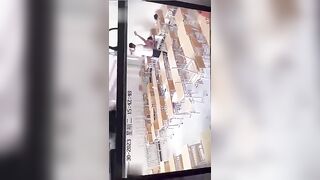 Một cặp đôi đang quan hệ tình dục trên bàn học 1