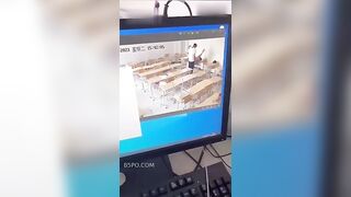 Một cặp đôi đang quan hệ tình dục trên bàn học 1