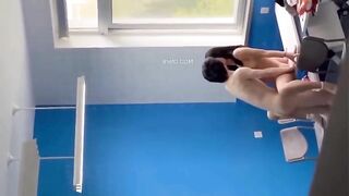 Một cặp đôi đang quan hệ tình dục trên bàn học 2