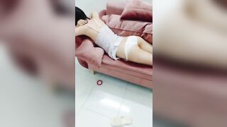E gái ở nhà nóng ngủ kiểu này bảo sao ko bị Lút cán bắn nước cho được