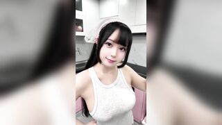 Em huyền vú bự vào bếp