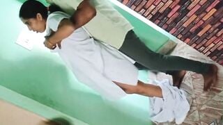 Phát hiện học sinh địt nhau ở nhà vệ sinh trường quay lại làm bằng chứng