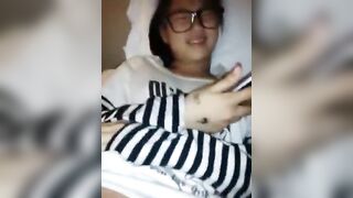Bé học sinh trung bướm mọng