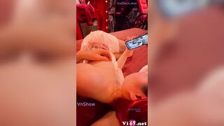 Bé sinh viên chân dài đang nằm xem review phim thì anh đè ra chịch