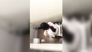 Quay lén em học sinh đi đái 3