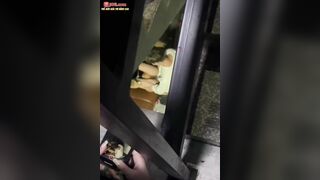 Quay lén 2 em học sinh lén địt nhau ở cầu thang