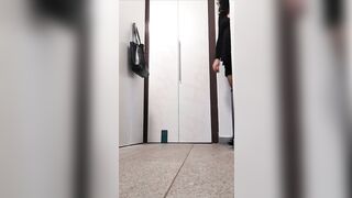 Không mặc đồ lót cho ông giao hàng xem lồn, quay lén ông xem lồn