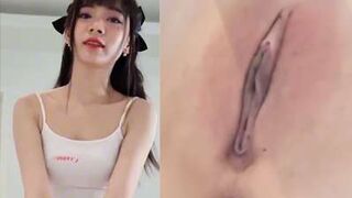 Clip Sex Lồn Em Dí Sát Điện Thoại Để Các Anh Liếm Cho Em Bớt Nứng