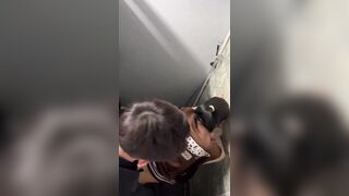 Cặp đôi cấp3 lén vô WC công cộng địt nhau ,