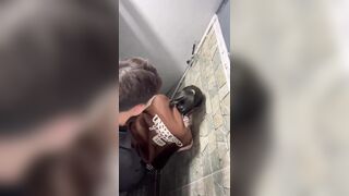 Cặp đôi cấp3 lén vô WC công cộng địt nhau ,