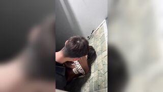 Cặp đôi cấp3 lén vô WC công cộng địt nhau ,