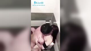[Seri Hack Cam] Thanh niên gạ e gái 5m vào toilet xả nứng bị bảo vệ bắt được