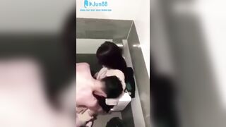 [Seri Hack Cam] Thanh niên gạ e gái 5m vào toilet xả nứng bị bảo vệ bắt được
