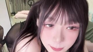 Gái xinh bú cu giả dâm đãng, lè lưỡi trơn mặt nhìn nứng hết chim