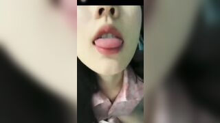 Con đĩ dâm đãng kích dục bằng cái lưỡi điêu luyện