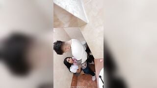 Hai em sinh viên đang học nứng quá dẫn nhau ra nhà vệ sinh địt nhau cho bớt nứng