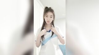 Cô sinh viên xinh đẹp thay đồ và chụp ảnh tự sướng