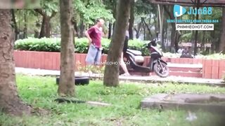 Quay lén đôi học sinh địt nhau ở công viên bị bảo vệ phát hiện