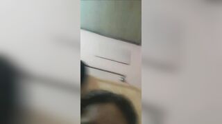 Đút bàn chãi với đồ xịt bồn cầu