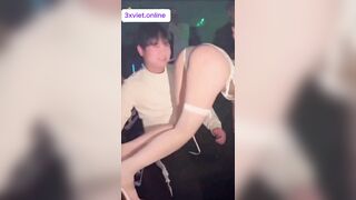 Hot girl khiêu vũ dzâm dục trước mặt anh trai tại quán bar