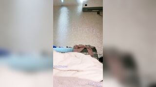 Em gái đeo kính tâm sự chuyện tình dang dở đêm khuya với chiếc bướm non nớt