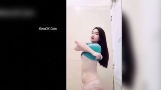 Clip Hot Em Gái Điện Máy Xanh Nước Nôi Lênh Láng