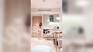 Suchibi QQlive phô dâm trước mặt lễ tân