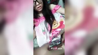 Luận Loan, Lén sờ lồn bóp vú e họ đang nằm trên võng bị phát hiện