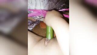 bé gái mới lớn trốn trong chăn dùng dưa chuột thủ dâm