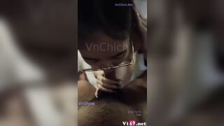 Em nhân viên văn phòng kính cận môi gợi cảm thích quay mặt lúc làm tình - Sex Việt