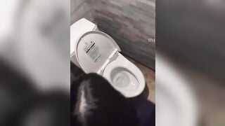 quay lén em học sinh không lông lén thủ dấm móc lồn trong wc của trường