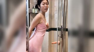 Chị mbbg lên cơn nứng lồn trong nhà tắm