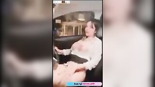 Lén bóp vú con bạn thân đang tập trung lái xe phải dừng xe để djt
