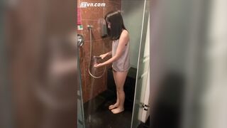 Con bạn thân tắm xong rửa sàn bị thg b gạ djt nhân trần sướng vl ra