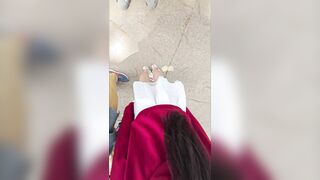 Quay lén dưới váy em gái váy trắng