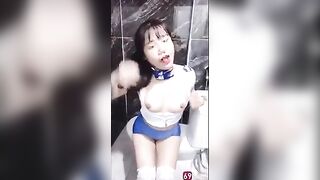 Chị MBBG đam mê public gạ trai trẻ vào toilet công cộng djt nhau