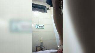 Quay lén nhà vệ sinh mặt đái vô tư.