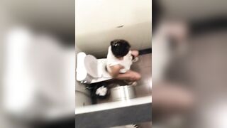 Quay lén chị gái có bầu đi vệ sinh và em gái đi làm về